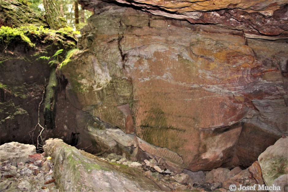 Hrádek - lomy Nad Planinou - bazální slepenec v horní pravé části obr., dole růžově zbarvená těžená arkóza - jsou vidět vrypy nástrojů po těžbě